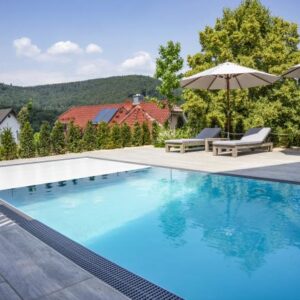 Pool Komplettset Infinity® ONE mit Überlauf-Fertigpool und optional elektrischem Rolladen / Poolabdeckung