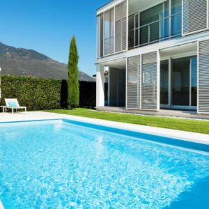 Vinylester Skimmer Pool Komplettset Fusion Bay mit Ecktreppe und optionaler Poolüberdachung / elektrischem Rollo